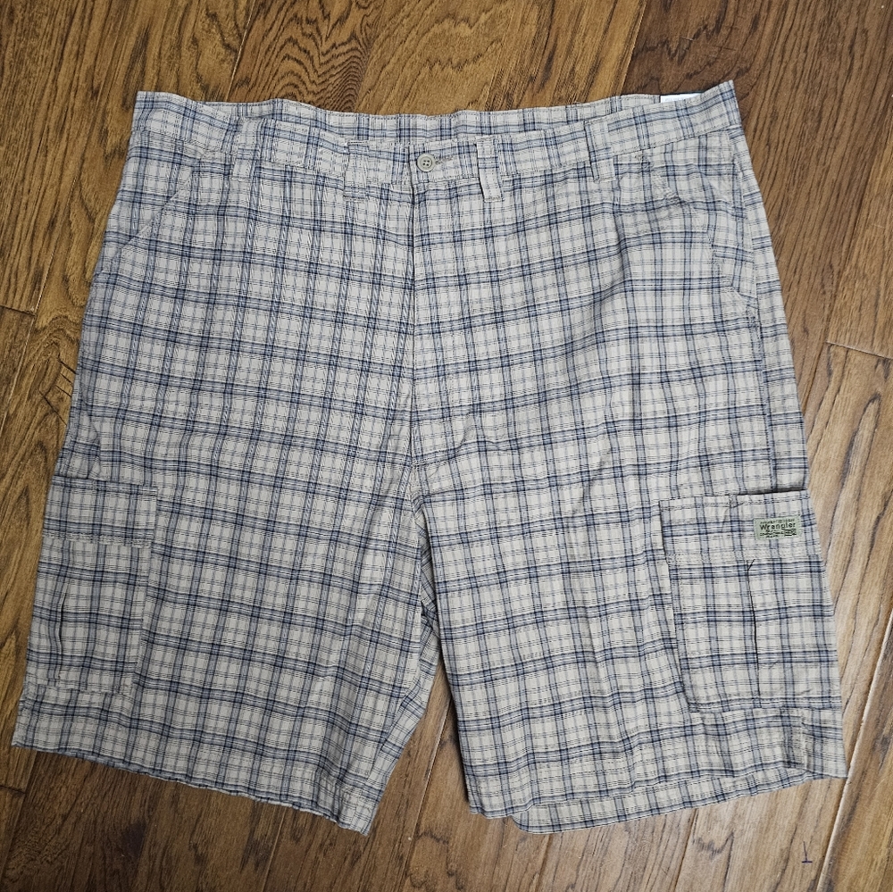 NWT Wrangler Cargo shorts sz 46